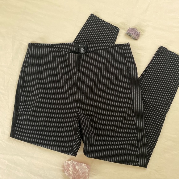 who what wear black and grey pinstriped stretchy tapered leg pants size 16 - Picture 1 of 3